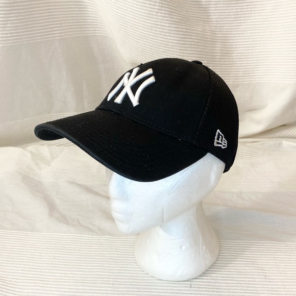 New Era Curved Brim Youth New York Yankees MLB Black Cap - Picture 3 of 14
